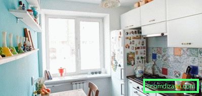 Akcent ściany koloru niebieskiego we wnętrzu kuchni