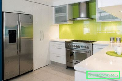 nowoczesna aranżacja wnętrz dla małych kuchni z zielono-białymi kolorami