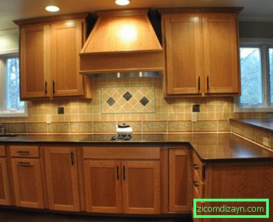 bajeczne pomysły na projekt tradycyjnej kuchni z brązowymi drewnianymi szafkami kuchennymi i czarno-granitowymi blatami również z podwójnymi drzwiami i drewnianymi szafkami kuchennymi i brązowymi color-tiles-backsplash-and